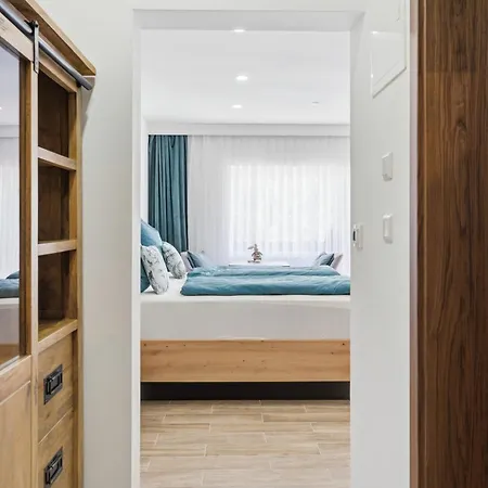 Schwarzwald Ledi - Bed & Breakfast 3*